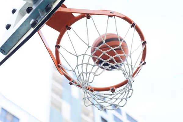 Primer Plano Del Baloncesto Disparando Través Del Aro Contra Fondo —  Fotos de Stock