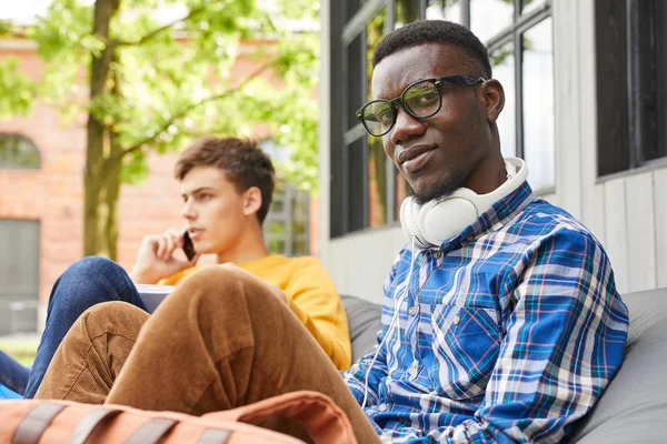 Portret Van Jonge Afrikaanse Man Kijken Naar Camera Tijdens Het — Stockfoto