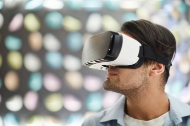 VR giysileri giyen çağdaş melez adamın kafa ve omuz portresi fütüristik arka plana karşı duruyor, boşluğu kopyala