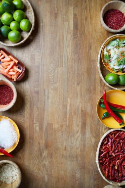 Merkezde fotokopi alanı oluşturan çeşitli baharat ve yiyecek malzemelerinin üst görünümü