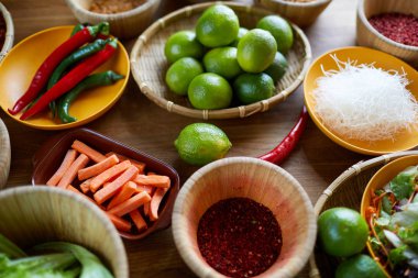 Mutfaktaki ahşap masaya dizilmiş çeşitli doğulu baharat ve yemek malzemelerinin arkaplan resmi, boşluğu kopyala