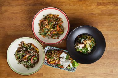 Kafedeki ya da restorandaki ahşap masaya kurulmuş güzel Asya yemeklerinin arka planında, kopya alanı