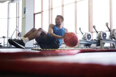 Spor salonunda antrenman yaparken, vücut geliştiren Afro-Amerikan bir adamın vücut boy boy portresi, fotokopi.