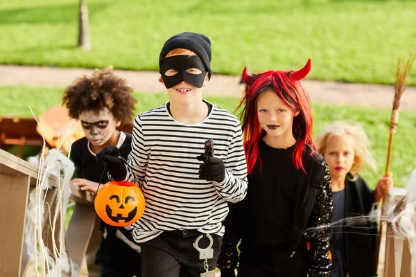 Grupo Multiétnico Niños Engañan Tratan Halloween Pie Las Escaleras Fila — Foto de Stock