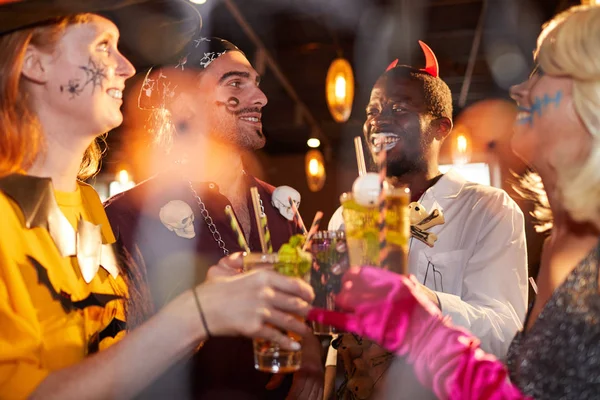 Grupo Multiétnico Amigos Que Usan Disfraces Halloween Bebiendo Cócteles Mientras — Foto de Stock