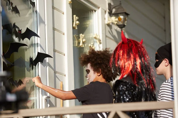 Multi Ethnic Group Children Trick Treating Together Knocking Doors All — Stock Photo, Image