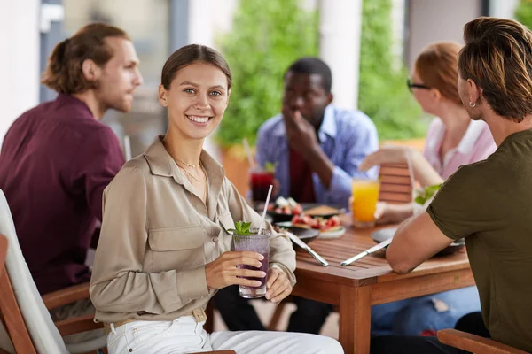 Porträtt Söt Ung Kvinna Ler Mot Kameran Och Håller Cocktail — Stockfoto