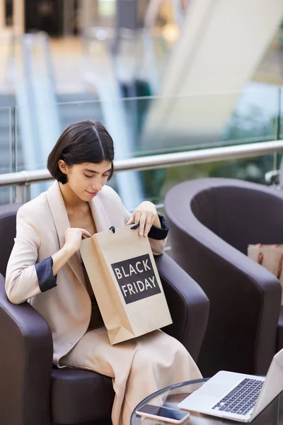 Retrato Ángulo Alto Una Hermosa Joven Mirando Una Bolsa Papel — Foto de Stock