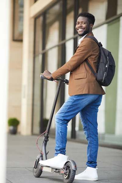 Retrato Comprimento Total Moda Empresário Africano Montando Scooter Elétrico Sorrindo — Fotografia de Stock
