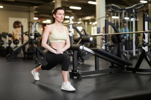 Retrato Larga Duración Mujer Joven Forma Estirando Las Piernas Durante — Foto de Stock