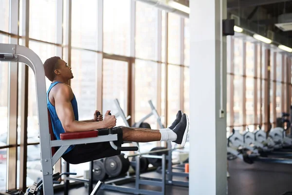 Side View Portræt Muskuløs Afrikansk Amerikansk Mand Ved Hjælp Træningsmaskiner - Stock-foto