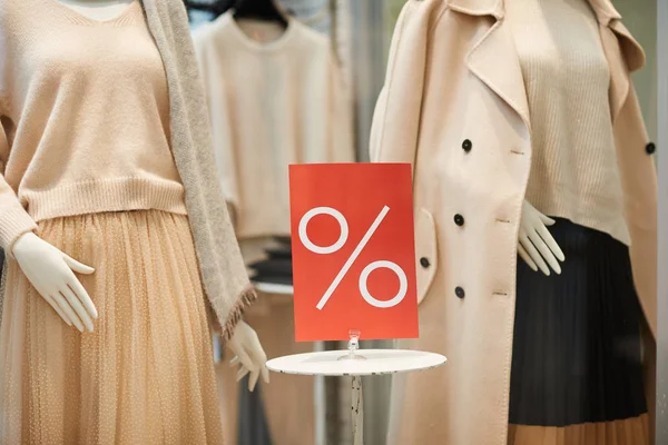 Nahaufnahme Von Rotem Verkaufsprozentzeichen Schaufenster Mit Herbstkleidung Einkaufszentrum Kopierraum — Stockfoto
