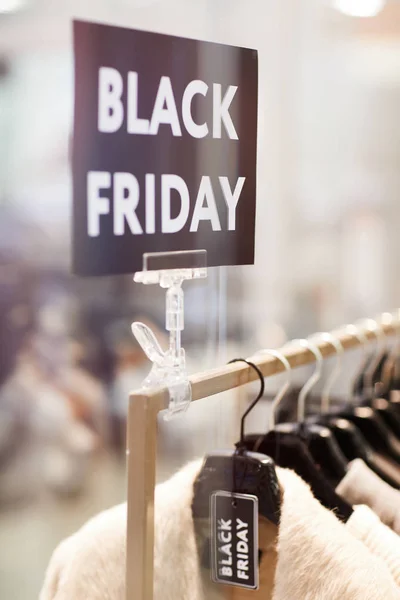 Hintergrundbild Von Black Friday Seufzer Über Regal Mit Kleidung Zum — Stockfoto