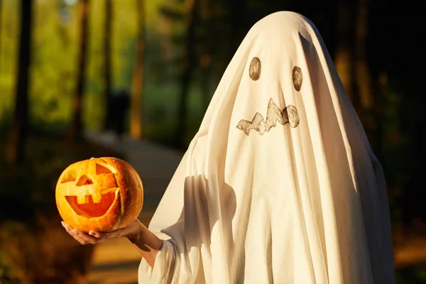 Vita Ritratto Divertente Bambino Vestito Fantasma Che Tiene Zucca Mentre — Foto Stock