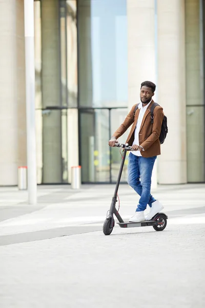 Retrato Comprimento Total Homem Africano Moda Montando Scooter Elétrico Olhando — Fotografia de Stock