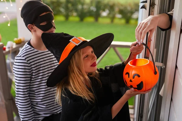 Hoge Hoek Portret Van Twee Kinderen Snoep Terwijl Truc Traktatie — Stockfoto