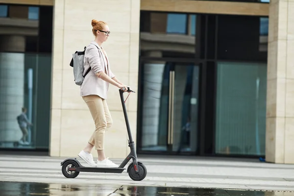 Sidovy Full Längd Modern Ung Kvinna Ridning Elektrisk Skoter Samtidigt — Stockfoto