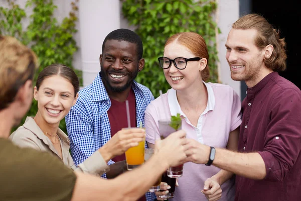 Multietnisk Grupp Vänner Klänga Glasögon Medan Njuter Utomhus Fest Sommaren — Stockfoto