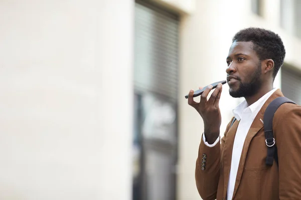 Ritratto Laterale Dell Uomo Afro Americano Contemporaneo Che Registra Messaggio — Foto Stock