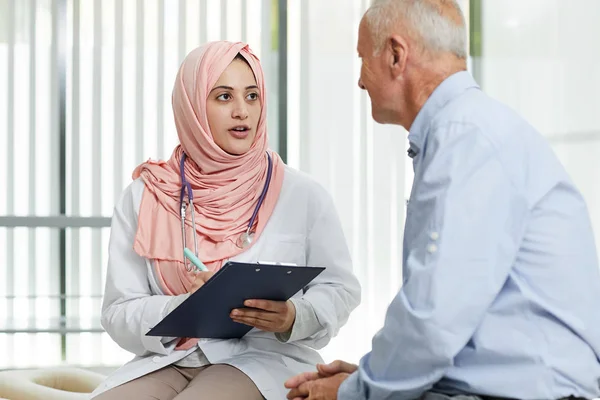 Portrét Mladé Arabky Pracující Jako Lékařka Lékařské Klinice Mluvící Staršími — Stock fotografie