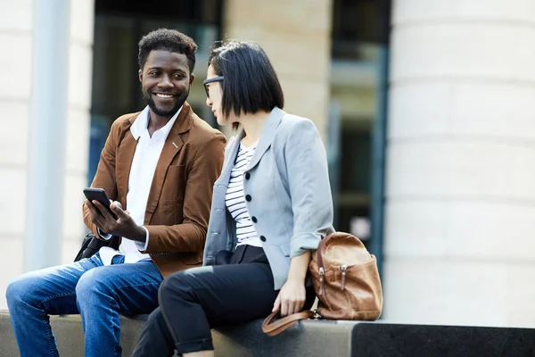 Portret Van Twee Jonge Zakenmensen Ontspannen Buiten Tijdens Pauze Afrikaanse — Stockfoto