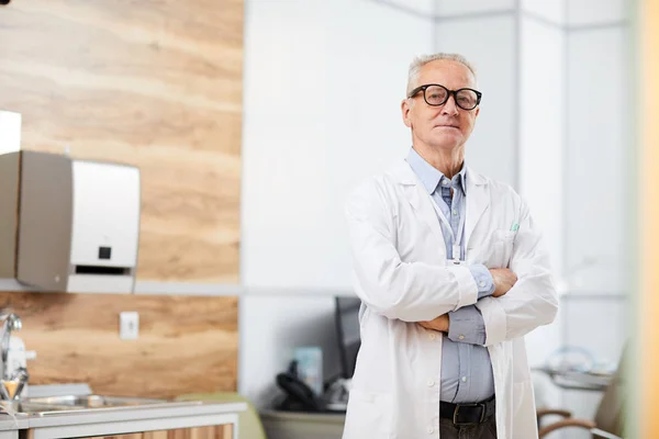 Porträtt Självsäker Senior Läkare Tittar Kameran Medan Poserar Stående Ämbetet — Stockfoto