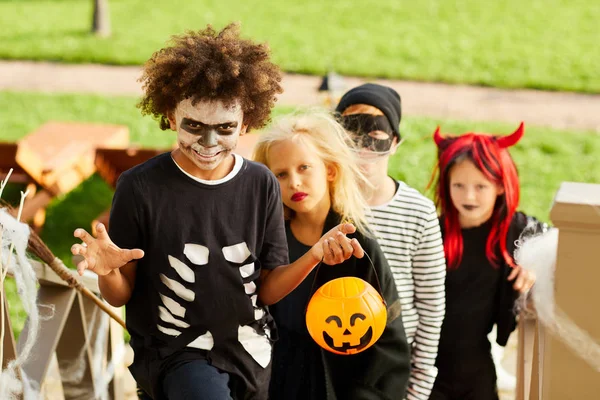 Ritratto Gruppo Multietnico Bambini Dolcetto Scherzetto Halloween Piedi Sulle Scale — Foto Stock