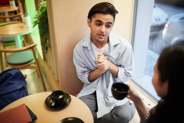 Ritratto Alto Angolo Giovane Coppia Che Parla Nel Caffè Seduto — Foto Stock