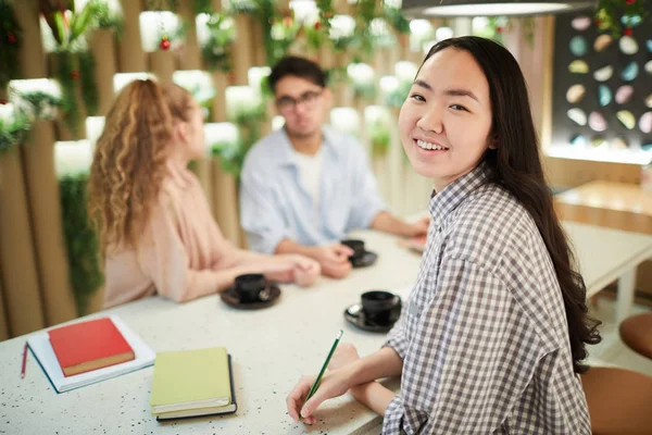 Multietnisk Grupp Studenter Studerar Tillsammans Café Fokus Leende Asiatisk Flicka — Stockfoto