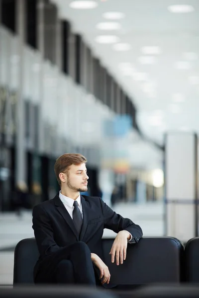 Портрет Молодого Бізнесмена Який Розслабляється Vip Залі Кімнати Очікування Аеропорту — стокове фото