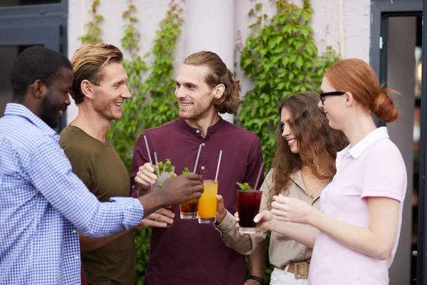 Multietnisk Grupp Människor Njuter Kalla Drycker Och Chattar Glatt Utomhus — Stockfoto