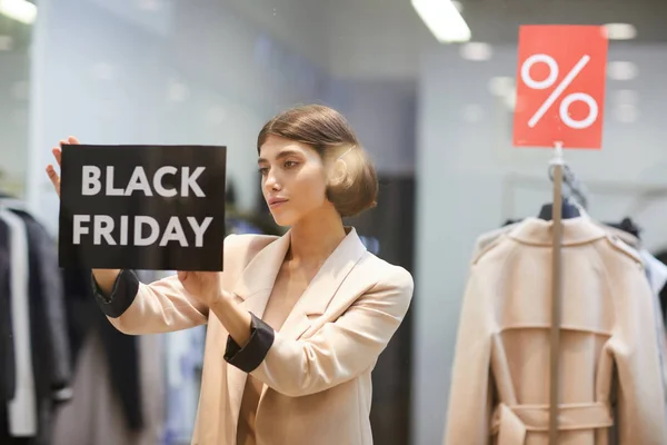 Retrato Cintura Hacia Arriba Hermosa Mujer Colgando Letrero Venta Del — Foto de Stock