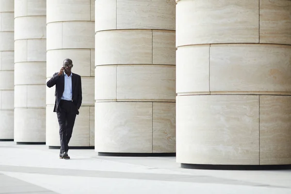 Széles Látószögű Portré Sikeres Afro Amerikai Üzletemberről Aki Okostelefonon Beszél — Stock Fotó