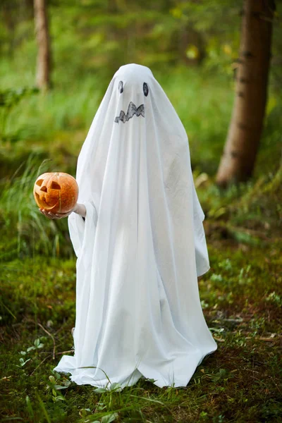 Retrato Comprimento Total Criança Assustadora Vestida Como Fantasma Segurando Abóbora — Fotografia de Stock