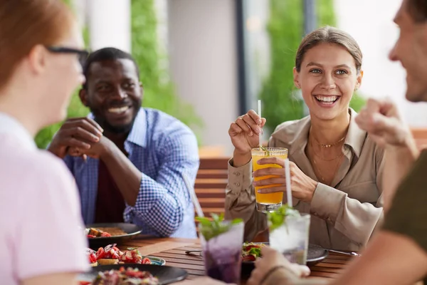 Çok Irklı Bir Grup Arkadaş Kafede Oturup Sohbet Ederek Eğleniyorlar — Stok fotoğraf