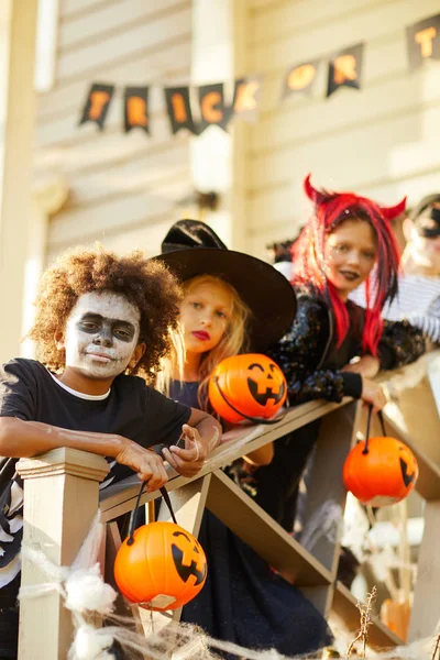 Gruppo Multietnico Bambini Che Indossano Costumi Halloween Guardando Fotocamera Mentre — Foto Stock