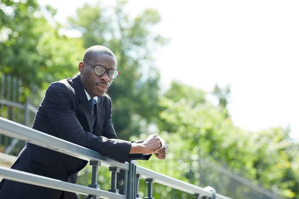 Portré Elegáns Afro Amerikai Férfi Öltönyt Szemüveget Pózol Támaszkodik Korláton — Stock Fotó