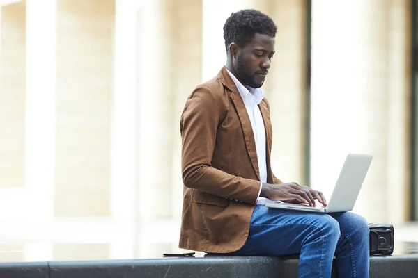 Side View Portré Fiatal Afro Amerikai Férfi Segítségével Laptop Szabadban — Stock Fotó