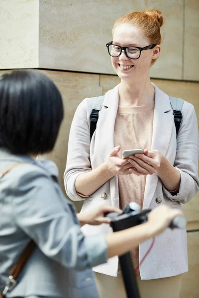 Retrato Mulher Ruiva Alegre Usando Smartphone Enquanto Conversa Com Amigo — Fotografia de Stock