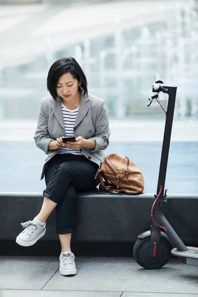 Retrato Comprimento Total Mulher Asiática Moderna Usando Smartphone Sentado Fonte — Fotografia de Stock