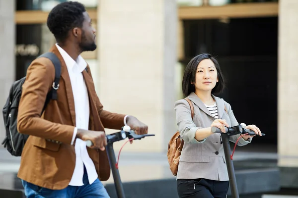 Asyalı Bir Kadının Belden Yukarı Portresi Sokakta Elektrikli Scooter Kullanan — Stok fotoğraf