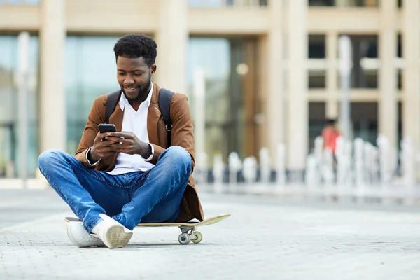 Ritratto Figura Intera Dell Uomo Afroamericano Contemporaneo Che Utilizza Smartphone — Foto Stock