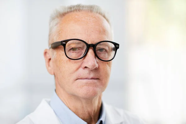 Huvud Och Axlar Porträtt Vita Hår Senior Läkare Bär Glasögon — Stockfoto