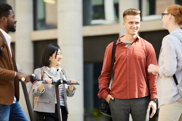 Groep Van Hedendaagse Jongeren Chatten Stad Straat Focus Knappe Jongeman — Stockfoto