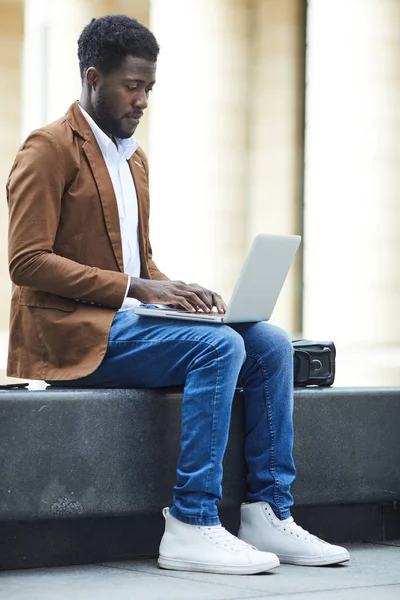 Visão Lateral Completa Jovem Afro Americano Usando Laptop Livre Enquanto — Fotografia de Stock