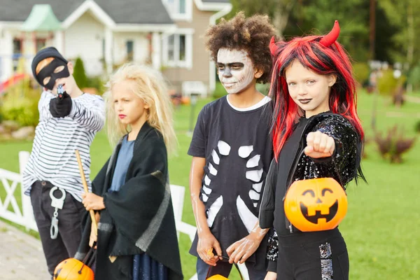 Gruppo Bambini Dolcetto Scherzetto Halloween Tutti Indossando Costumi Durante Posa — Foto Stock