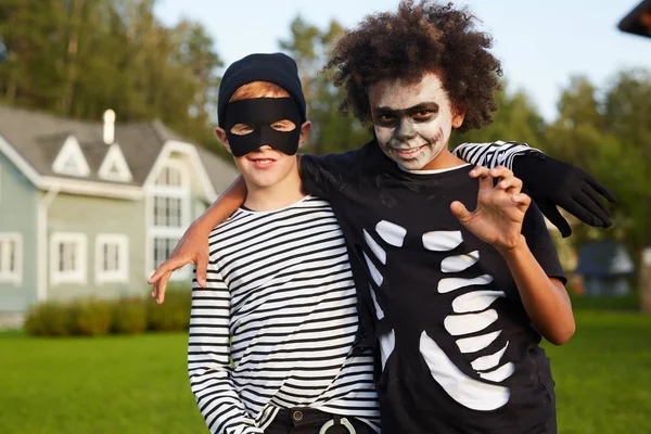 Ritratto Vita Due Ragazzi Felici Che Indossano Costumi Halloween Guardando — Foto Stock