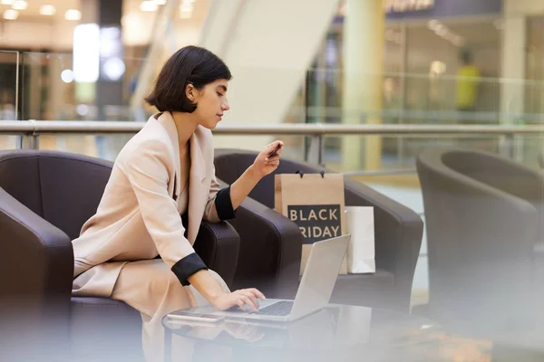 쇼핑몰에서 쇼핑하는 카드를 노트북으로 여성의 — 스톡 사진