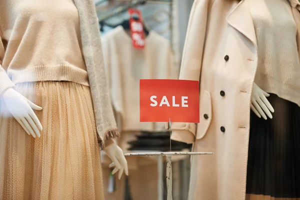 Alışveriş Merkezindeki Sonbahar Kıyafetleriyle Vitrindeki Kırmızı Indirimli Tabelanın Kapatılması Fotokopi — Stok fotoğraf