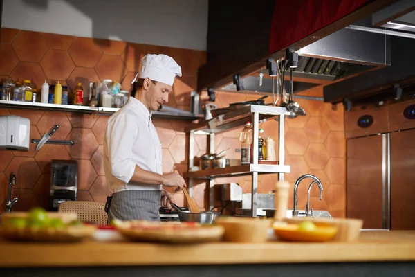Sidovy Porträtt Stilig Kock Matlagning Rätter Stekpanna Medan Arbetar Restaurang — Stockfoto